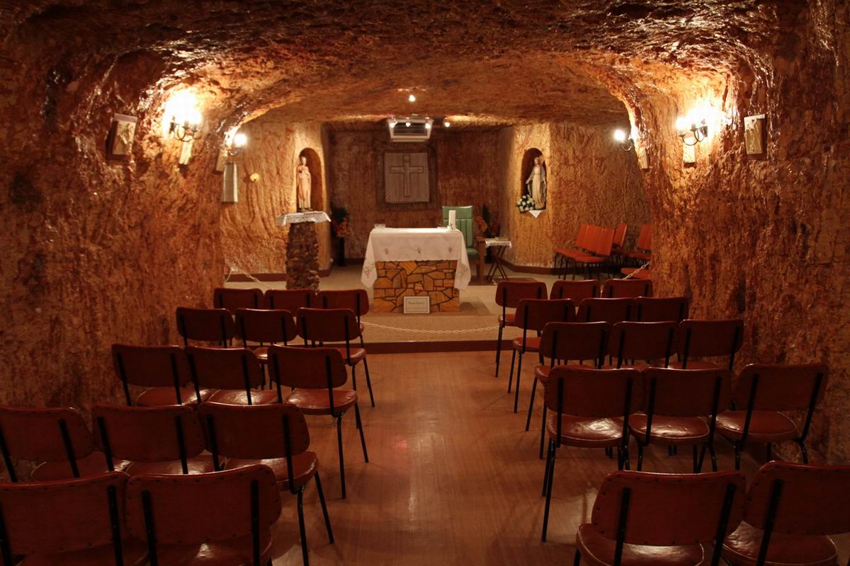 Underground_church_in_Coober_Pedy_Small