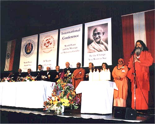 Mahamandaleshwar Paramhans Swami Maheshwarananda (Yoga in Daily Life) speaks the words of prayer