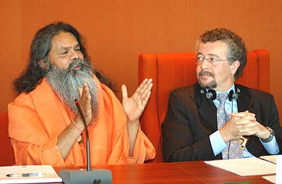 Swamiji and G�rard Philipps, Chairman of the Ministers\' Deputies of the European Council