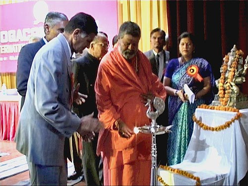 Mahamandaleshwar Paramhans Swami Maheshwarananda inaugurates the conference