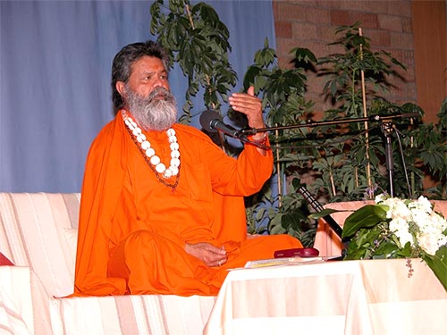 Mahamandaleshwar Paramhans Swami Maheshwaranandaji at the public lecture in Zagreb