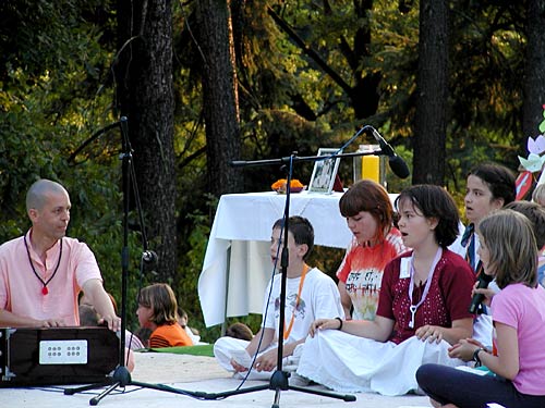 Bhajan (Indian spiritual song) sung by Czech children