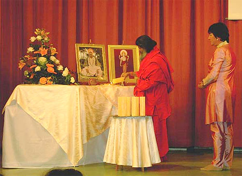 His Holiness Vishwaguru Mahamandaleshwar Paramhans Swami Maheshwarananda and Claudia Matejovsky (Muktamani), Co-founder and Managing Director of Ayurveda Academy of YIDL