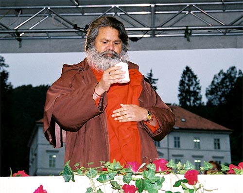 His Holiness Mahamandaleshwar Paramhans Swami Maheshwarananda lit the first candle for peace, from which the flame was distributed among all other participants