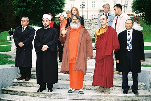 Group photo of main guests of the peace prayer