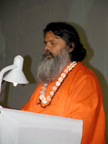 His Holiness Mahamandaleshwar Paramhans Swami Maheshwaranandaji at his closing speech