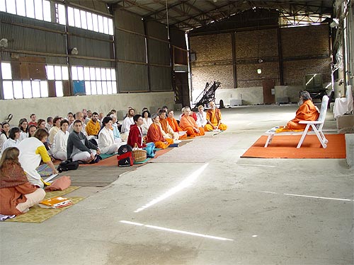 Swamiji\'s first program in existing Sangam Hall was the annual Fellowship meeting in august 2004