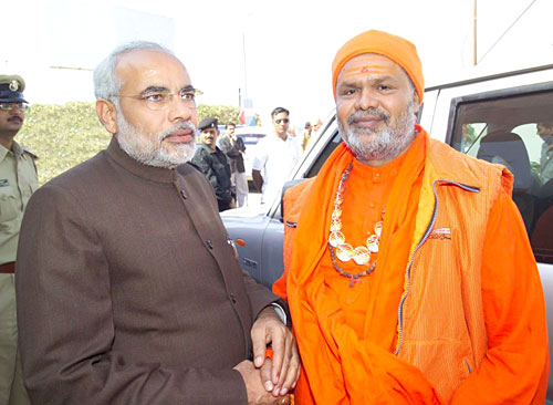 Mahamandaleshwar Paramhans Sri Swami Maheshwaranandaji with Chief Minister of Gujarat, Mr. Narendra Modi (photo: Swami Chidanand)