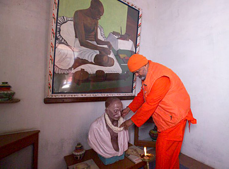 Swamiji commemorates Gandhiji\'s statue in his prison cell (photo: Swami Chidanand)