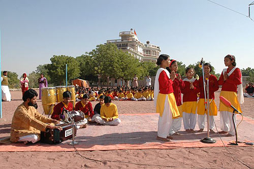 Performance of Jadan school children (photo: Swami Chidanand)