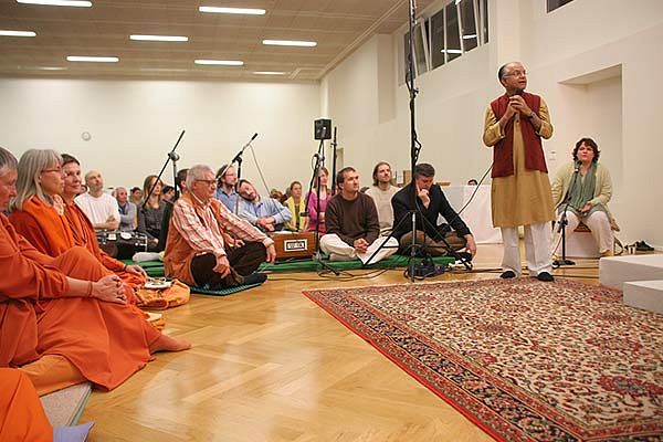 Inauguration of the new yoga centre in Ljubljana - His Holiness Swamiji and the general director of the International Centre for Promotion of Enterprises, Mr. Priyadarshi Thakur