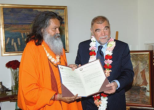 His Holiness Swamiji meets Croatian President Stjepan Mesic