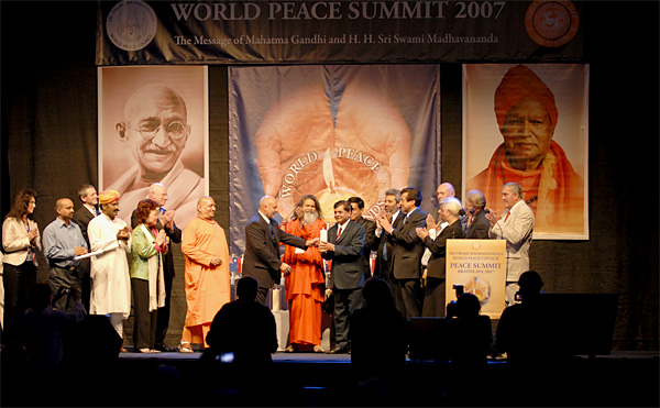 The candle of peace goes to Wellington/New Zealand, where the next World Peace Summit is going to take place in 2008