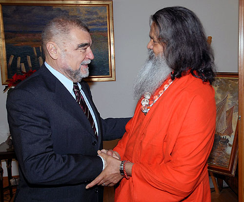 H. E. Stjepan Mesic, President of the Republic of Croatia met H. H. Vishwaguru Mahamandaleshwar Paramhans Swami Maheshwarananda