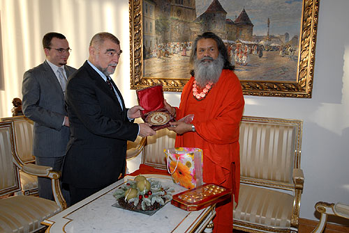 H. H. Vishwaguru Mahamandaleshwar Paramhans Swami Maheshwarananda meets H. E. Stjepan Mesic, President of the Republic of Croatia