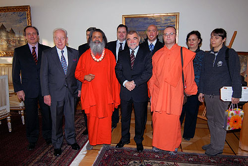 H. H. Vishwaguru Mahamandaleshwar Paramhans Swami Maheshwarananda meets H. E. Stjepan Mesic, President of the Republic of Croatia