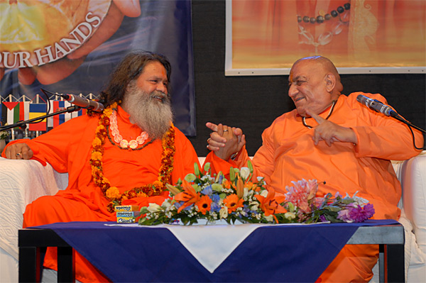 His Holiness Mahamandaleshwar Swami Niranjanandaji Maharaj with His Holiness Vishwaguru Paramhans Swami Maheshwaranandaji