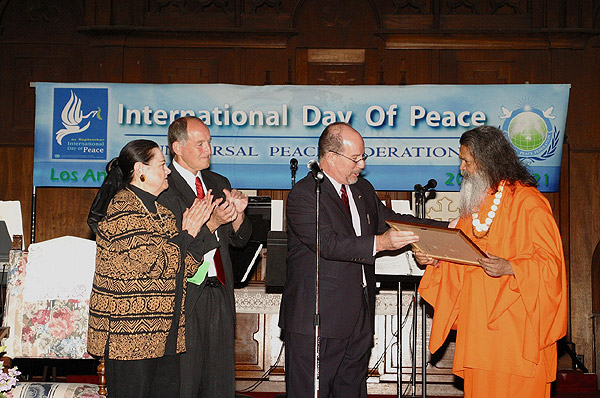 His Holiness Swamiji Receives Title ‘Ambassador of Peace’